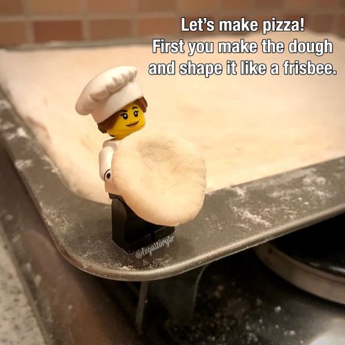 Today the #minichef will show up how to make a #pizza @legostorybr #lego #legominifigures #legochef 