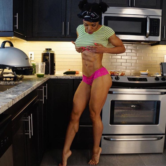 hotfitdivas:  femalemuscletalk:  A little cardio while making dinner. I never waste