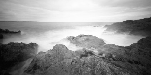 ysalis-analog:  Côtes bretonnes au sténopé IX Holga WPC / Rollei RPX100