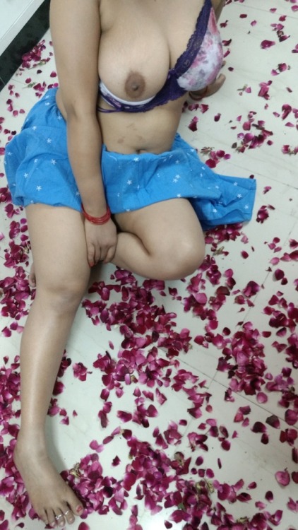 ananyaarjunsblog - Rose give me more pleasure on floor