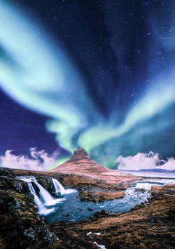 satakentia: Aurora over the PeakKirkjufellfoss, Grundarfjörður,