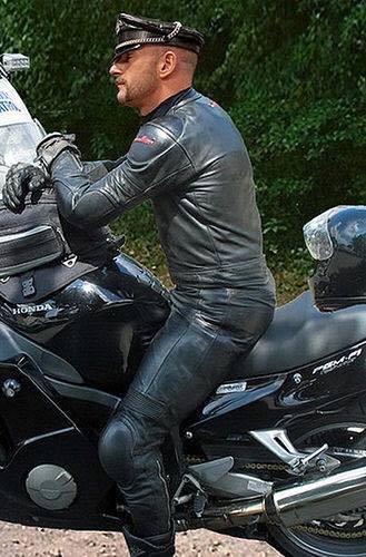 bikersgearbox:wetleathers:Great bloke and leathers Looks GREAT in 1 piece❤❤❤❤