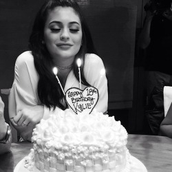 keeping-up-with-the-jenners:  Its the same birthday cake as every year. Love that 