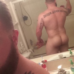 reefermad16:  chitowncub:  thebigbearcave:  Edward your body is an emjoi ♥  Thank you!  Thighs so thick they could choke a bear. Hot damn.