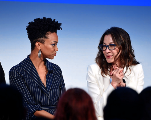 burnhamandtilly:Sonequa Martin-Green and Michelle Yeoh speak onstage during ‘Star Trek Discove