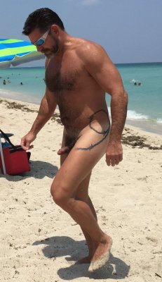 alanh-me:  107k+ follow all things gay, naturist and “eye catching”  