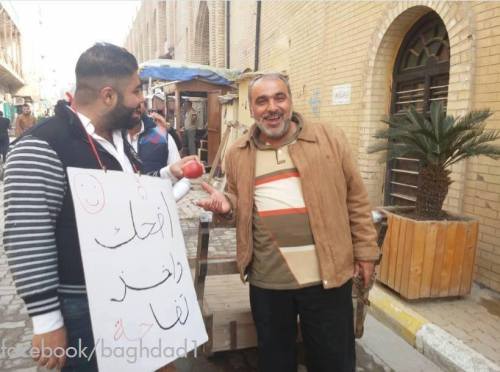 arabiandelilah:      ((إضحك وأخذ تفاحة)) ، حملة أطلقها شباب عراقيين لزرع البسمة على وجوه الناس وخصوصاً العمال والحمالين في أسواق بغداد في الشورجه وشارع