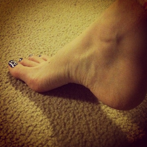 Sorry for the lazy, crappy lighting…nice arch shot though :) #footfetish