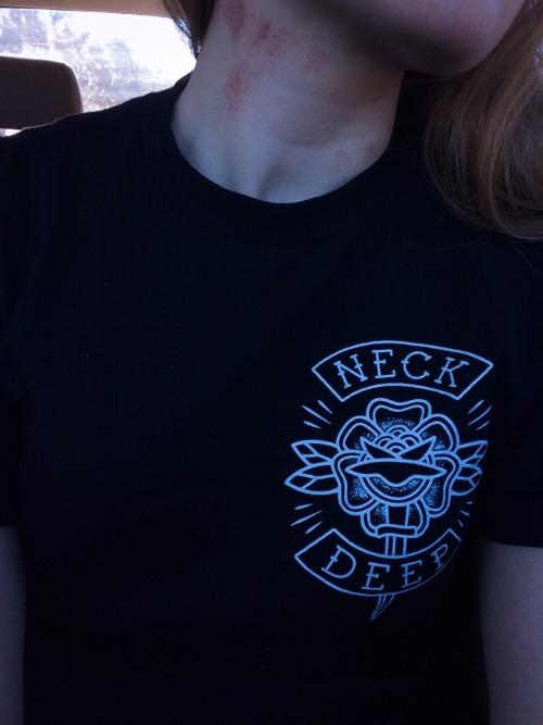 lez-belesbian: Neck deep in hickies