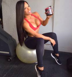 musclegirlsinmotion:  @yarishna Training time with my favorite Pre-Workout #Outrage #IntenseFocus #ExplosiveEnergy #Power #Pump  #NutrexResearch 💪🏻💥 @nutrexresearch