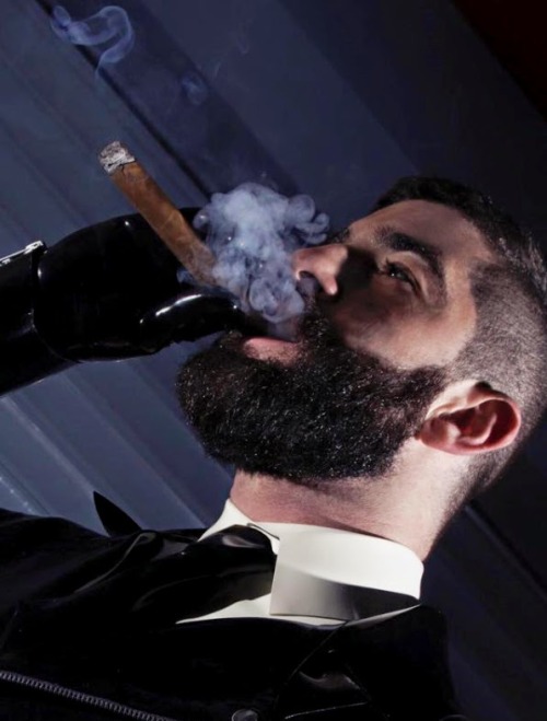 cigarjon:  bearpipe:  re-blog  Grrrr horny gar smoker.