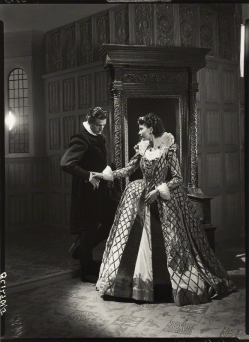 blanchefordubois:Vivien Leigh and Laurence Olivier in “Fire Over England” (1937). Photos