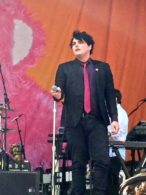 a-killjoy-idiot:  GERARD YOU CANT DO THIS TO US