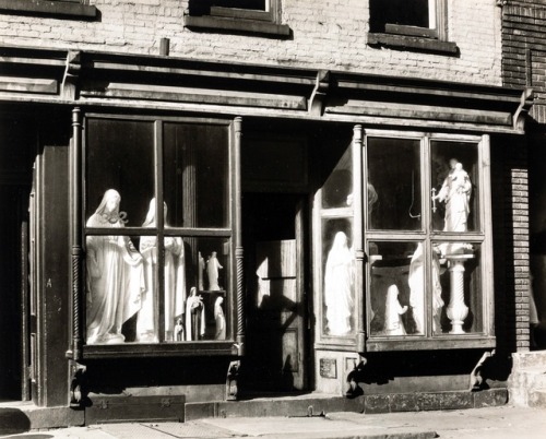 Berenice Abbott - Statuary shop, Water Street, 1930.