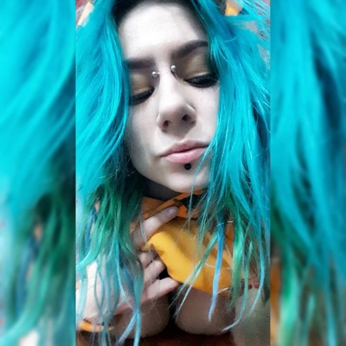 “I’m a picture that I’m holding Of someone who is cool” #o0pepper0o #piercedgirls #canadian #colourfulhairdontcare #altmodel  #cleavage #420 #punky #odd