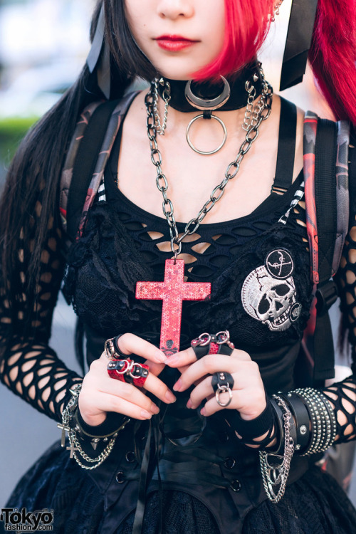 tokyo-fashion:Japanese gothic looks by 17-year-old Remon and 20-year-old Yunyun on the street in Har