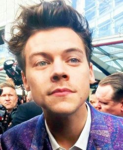 punkbandsharry:  How could someone look so