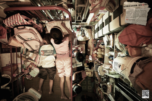 Hong Kong&rsquo;s &ldquo;Cubicle Dwellers&rdquo;: Exposing Life in One of the World&rsquo;s Most Den