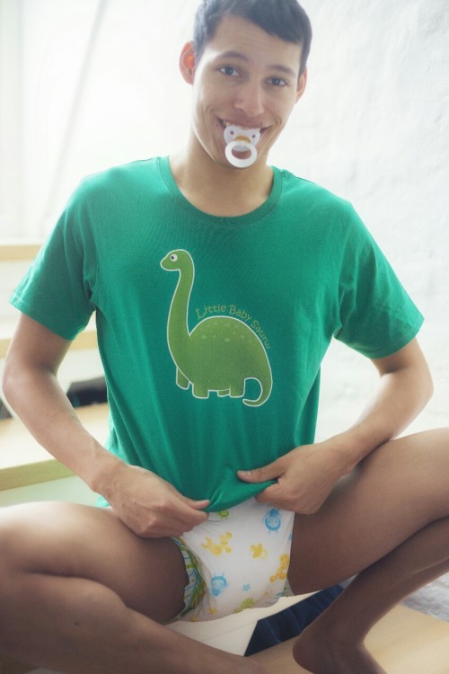 minimaxkiddo: Happy Little Baby Saurus ^^ This is sooo super cute And the tshirt as well I really wa