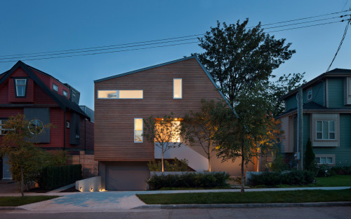 dezeen: This cedar-clad house by Canadian studio Splyce Design features a lopsided roof that follows