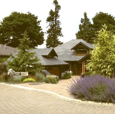 Image Of A Sizable, Classic Brick Driveway In The Front Yard In Full Sun.Photo Of A Large Traditional