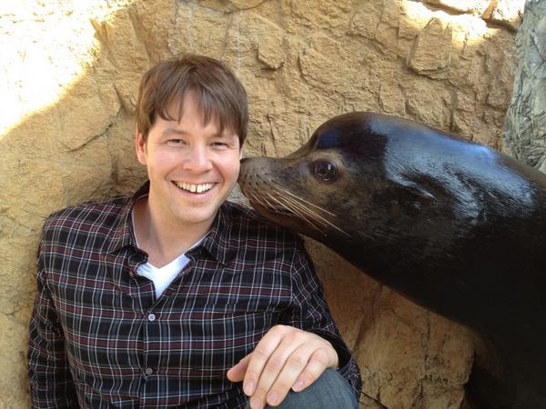 picklesandwine:  Ike Barinholtz + Animals (x)  Owley in a Towely (x)  Sea Dog (x)