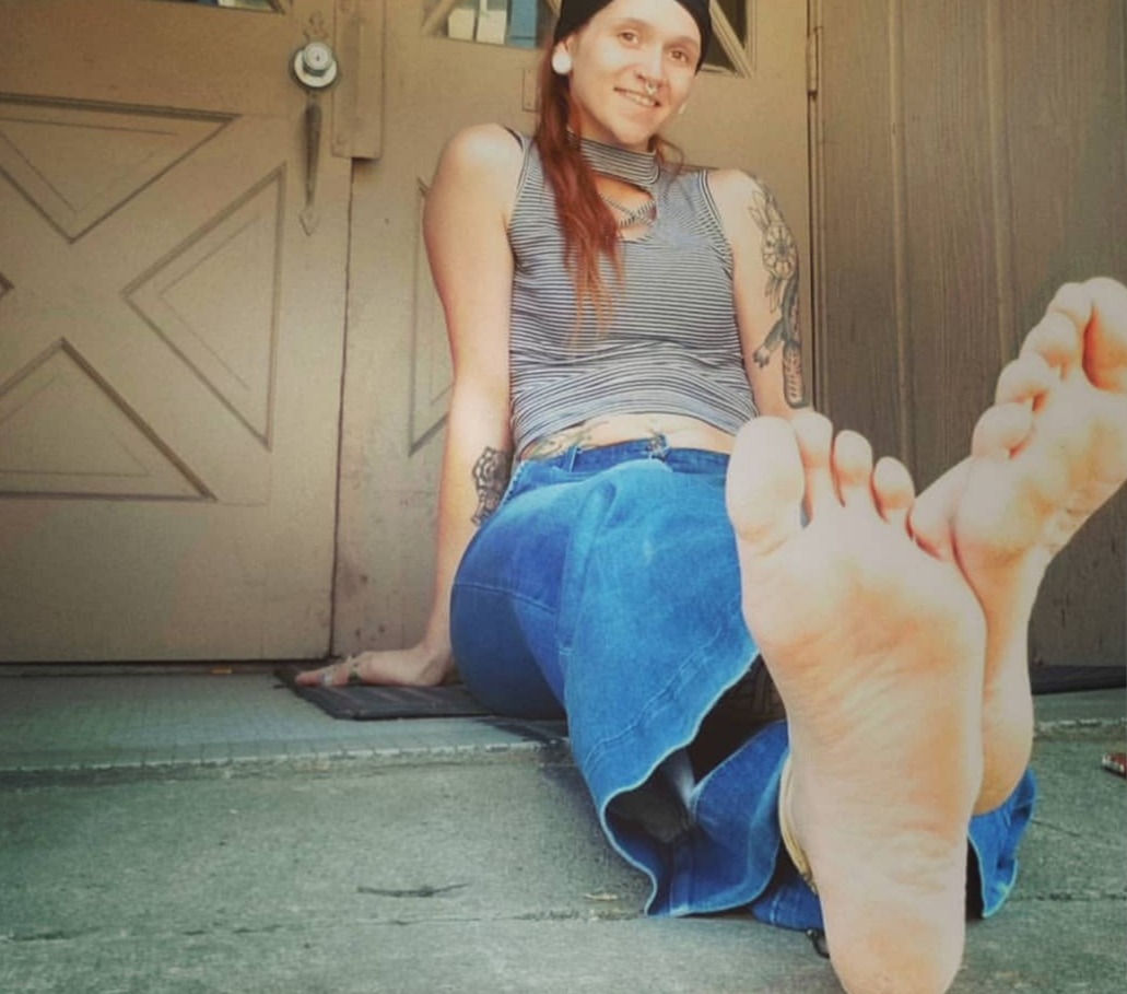 footboystuff:  Instagram foot model @groovysoles and her sister @barefoot.coco in