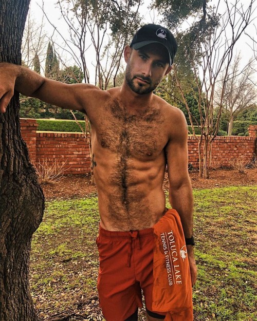 men-in-shorts:  kazhairy0:Instagram : winsta_gram126  He looks good in shorts, and also love that pink vest he has on.