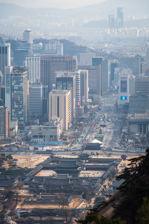 Gyeongbokgung Palace and downtown Seoul, seen from Bugaksan Mountain.