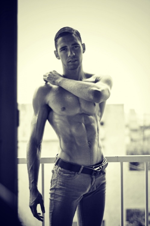 hunkopedia:  Follow Hunk’o’pedia for more hot guys!