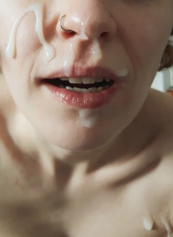 carlotabisex:milk on my face #1