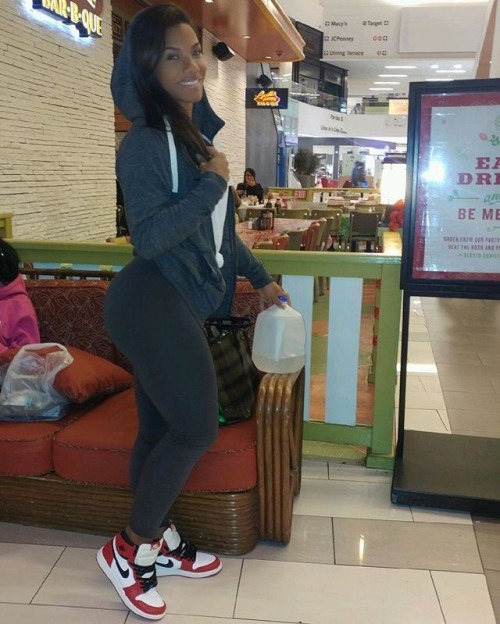 redstripeking:  Kathy Drayton  Look At Them Thighs Tho!!!