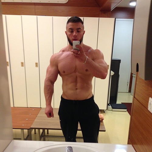 manlypics:  Leo Bartenev