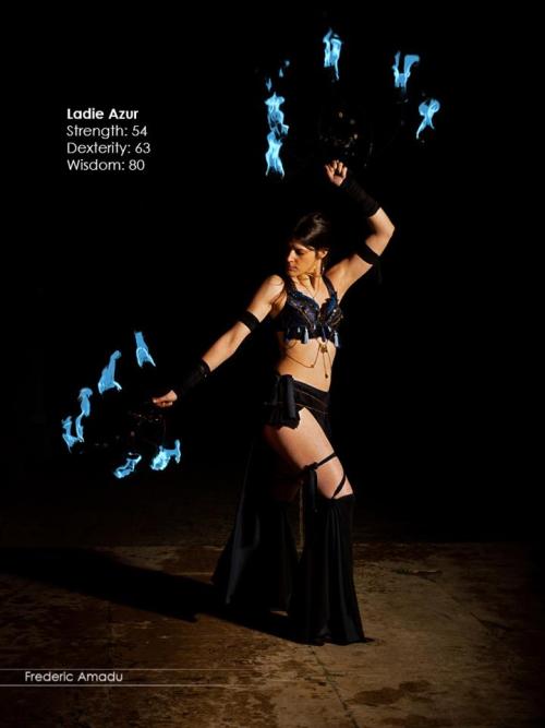 fildeplume:  Samedi dernier un nouveau combat a eu lieu. Deux nouvelles créatures se sont affrontées toute la nuit.  Une fois leurs pouvoirs spéciaux apprivoisés, une bataille de flammes a fait rage pendant ce duel infernal.  by Frederic Amadu Photos