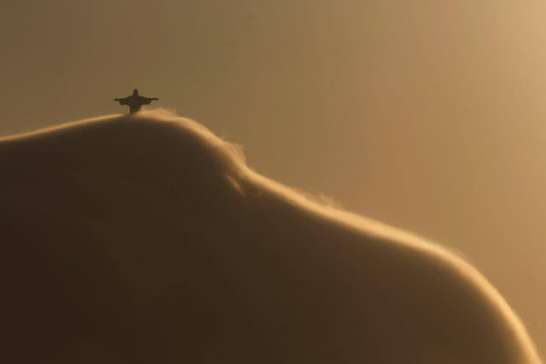 © Foto de Custodio Coimbra/O Globo. O Cristo Redentor nas nuvens. Rio de Janeiro, c. 2010.