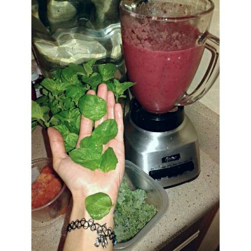 Green Vibes  Smoothie// Organic &amp; Colorful kale, Papaya, Two Bananas, Nectarine, Strawberrie