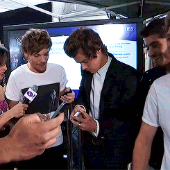stylin-library:  Louis having trouble using the interview’s charger to charge his