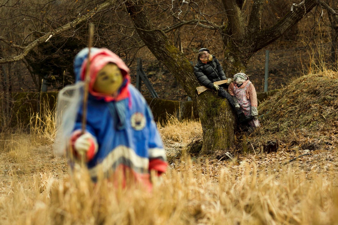 LOS ESPANTAPAJAROS DE NAGORO: Un espantapájaros se sienta en un campo en el pueblo de Nagoro en la isla de Shikoku, en el sur de Japón 24 de febrero de 2015. Tsukimi Ayano hizo su primer espantapájaros hace 13 años. El muñeco de paja de tamaño...