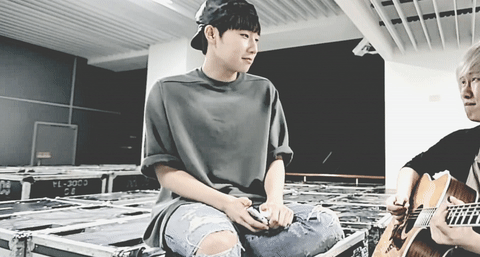 ikigaiyeol:  lead·er /ˈlēdər/ noun dedicated to all the gyu stans out there ♡