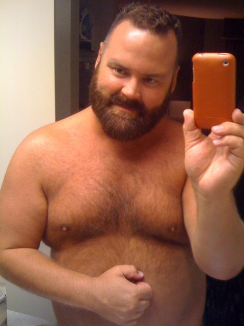 bear-tum:  scream2013:  852  megabaerchen:  Mit dem könnte man mehr anstellen!! 😜Da werde ich ja richtig geil!! 😛👍😎💦  Super geiler Kerl! 😜😛👍Mit dem würden wir gerne mal eine Nummer schieben! 🐷👅💦 