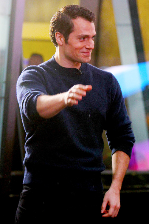 amancanfly:  Henry Cavill on Good Morning America, New York, 14th March 2016. Images via HenryCavillBr. 
