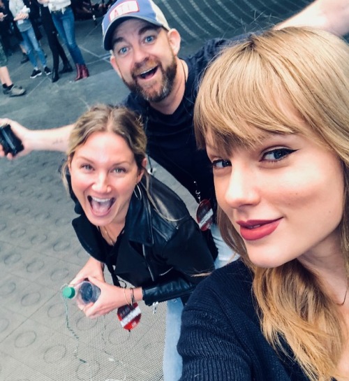 taylorswift: SOUND CHECK WITH THESE 2 BABES. Thank you Sugarland for surprising the Dallas crowd wit