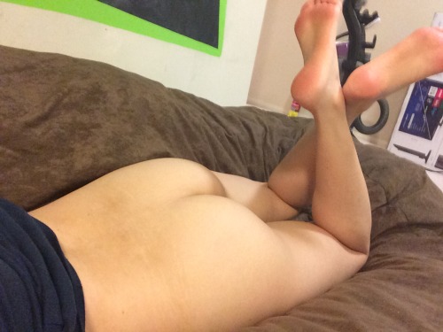 sekushipaichi:  Lounging is so much better naked and on a giant beanbag chair!!!
