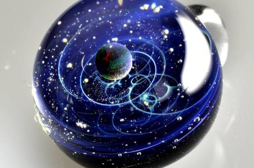 culturenlifestyle:  Satoshi Tomizu Captures the Universe In Incredible Miniature Glass Spheres Japanese glass artist Satoshi Tomizu creates unbelievable globes of glass that contain solar systems, stars, and galaxies. These miniature spheres are made