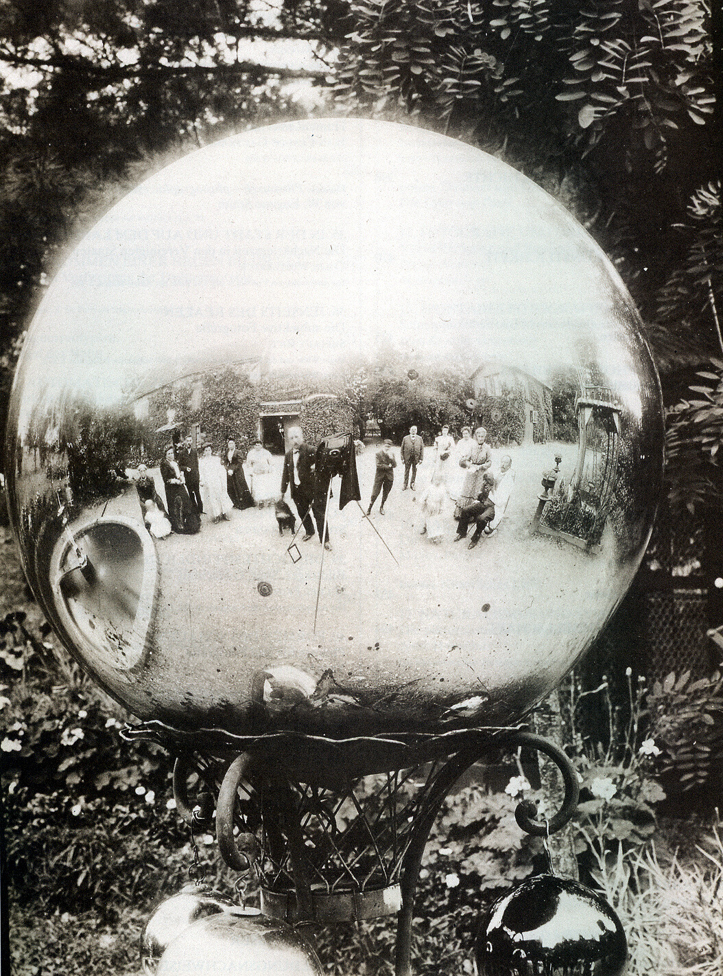 Une famille se prend en photo dans une ornementation de jardin en forme de globe