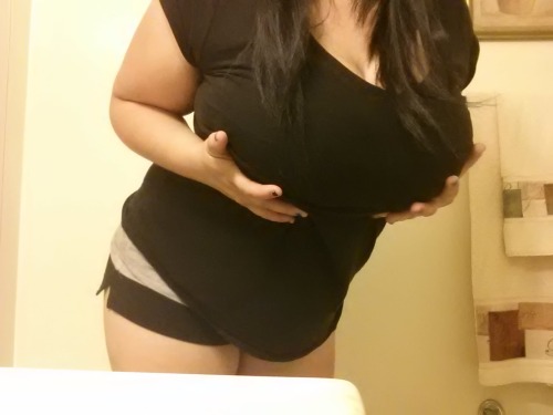 littlegeminiqueen:  Me with clothes on for once lol