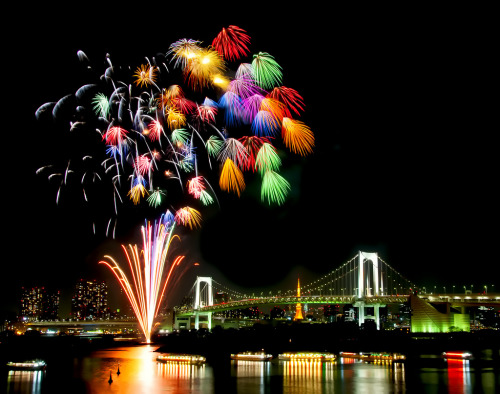 The Rainbow Bridge (レインボーブリッジ Reinbō burijji) is a suspension bridge crossing northern Tokyo Bay bet