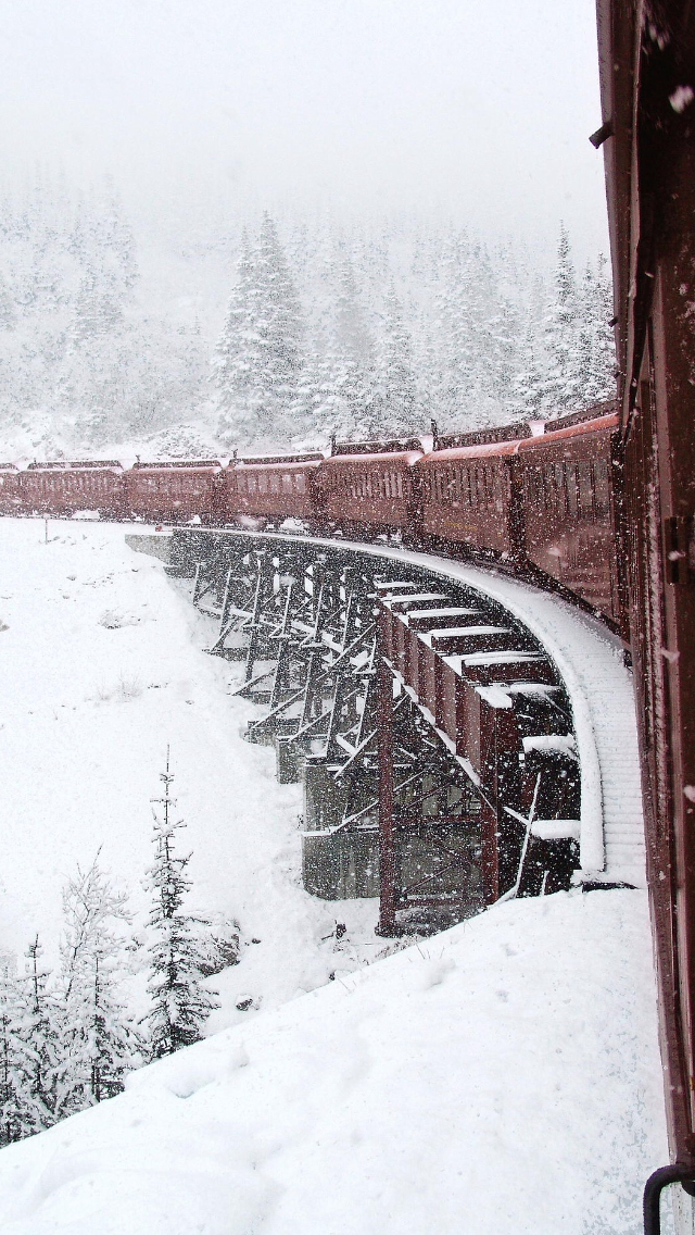 cozy-cafe:  t r a i n [ there’s finally snow where i am yay! ] 