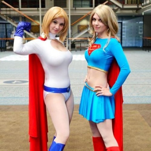 7cosplay:  2 Girls: Powergirl and Supergirl ! Cosplayer:Powergirl - Ardella, Supergirl-BadLuckKitty