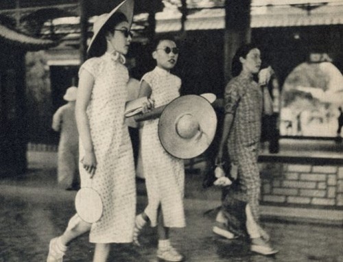 orientallyyours: Sunglasses and qipaos during the Republic of China (1912-1949) Source: Fotomen 